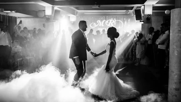 Première danse en noir et blanc dans la fumée